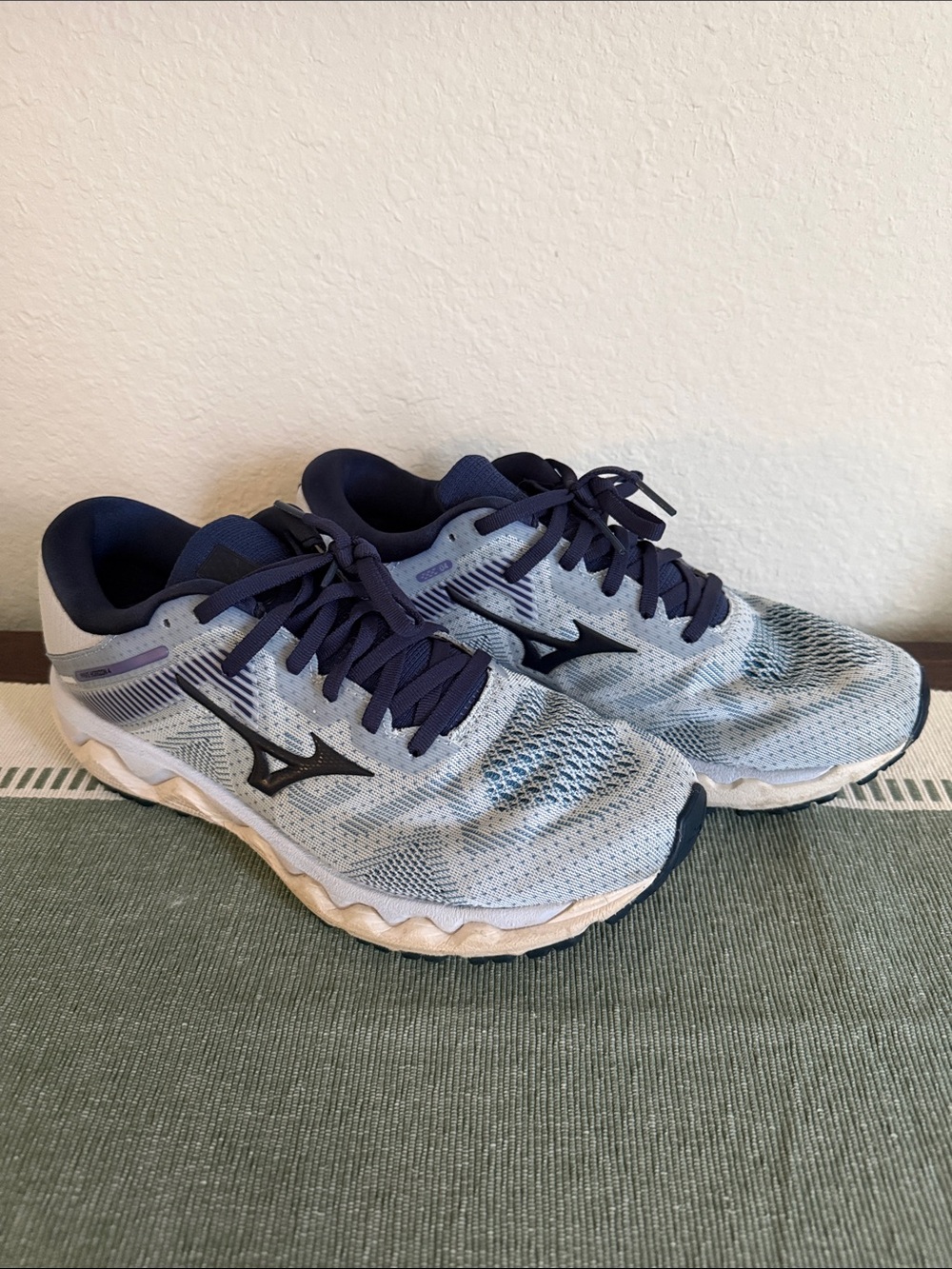 Mizuno Wave Horizon 4 Women's Running Shoes in Light Blue and Navy